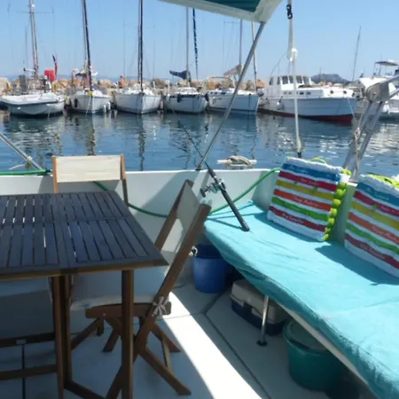 Sunny Island Botel *